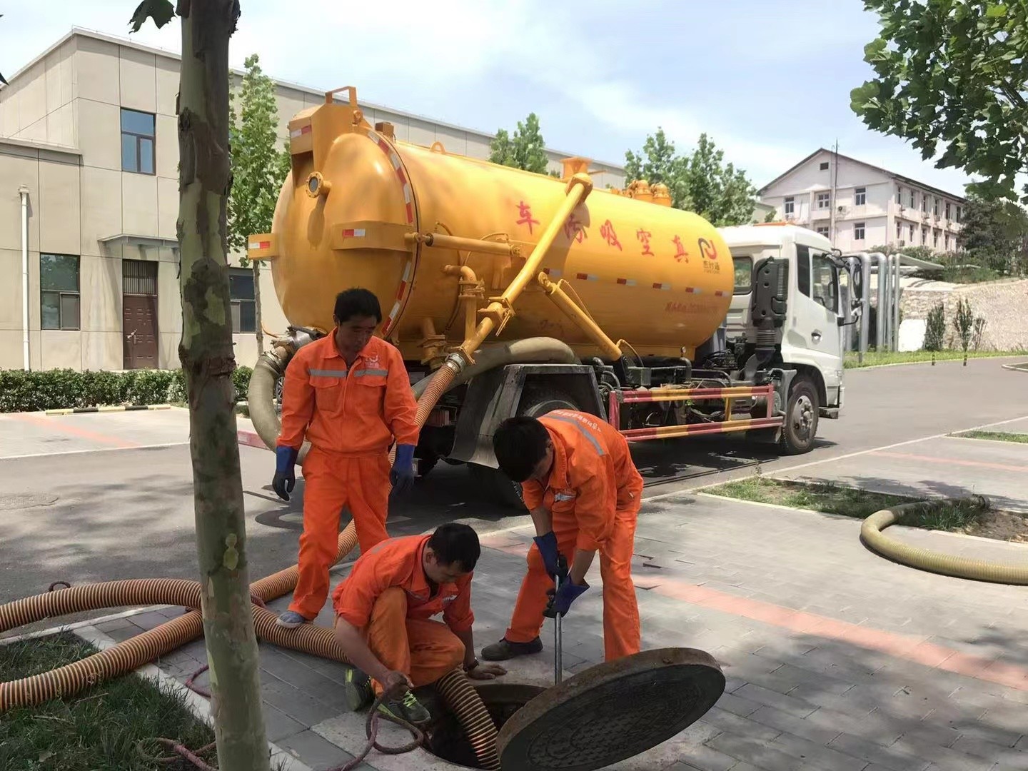 炎陵管道疏通车停在窨井附近